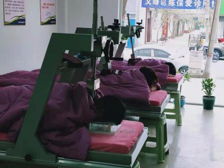 赟华脊椎纠正床调理中